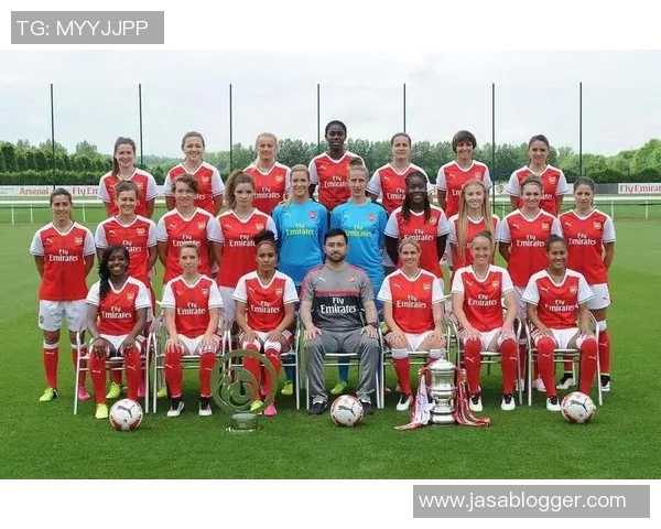 美女与足球明星亲密互动瞬间视频分享引发热议 美女与足球明星亲密互动瞬间视频分享引发热议